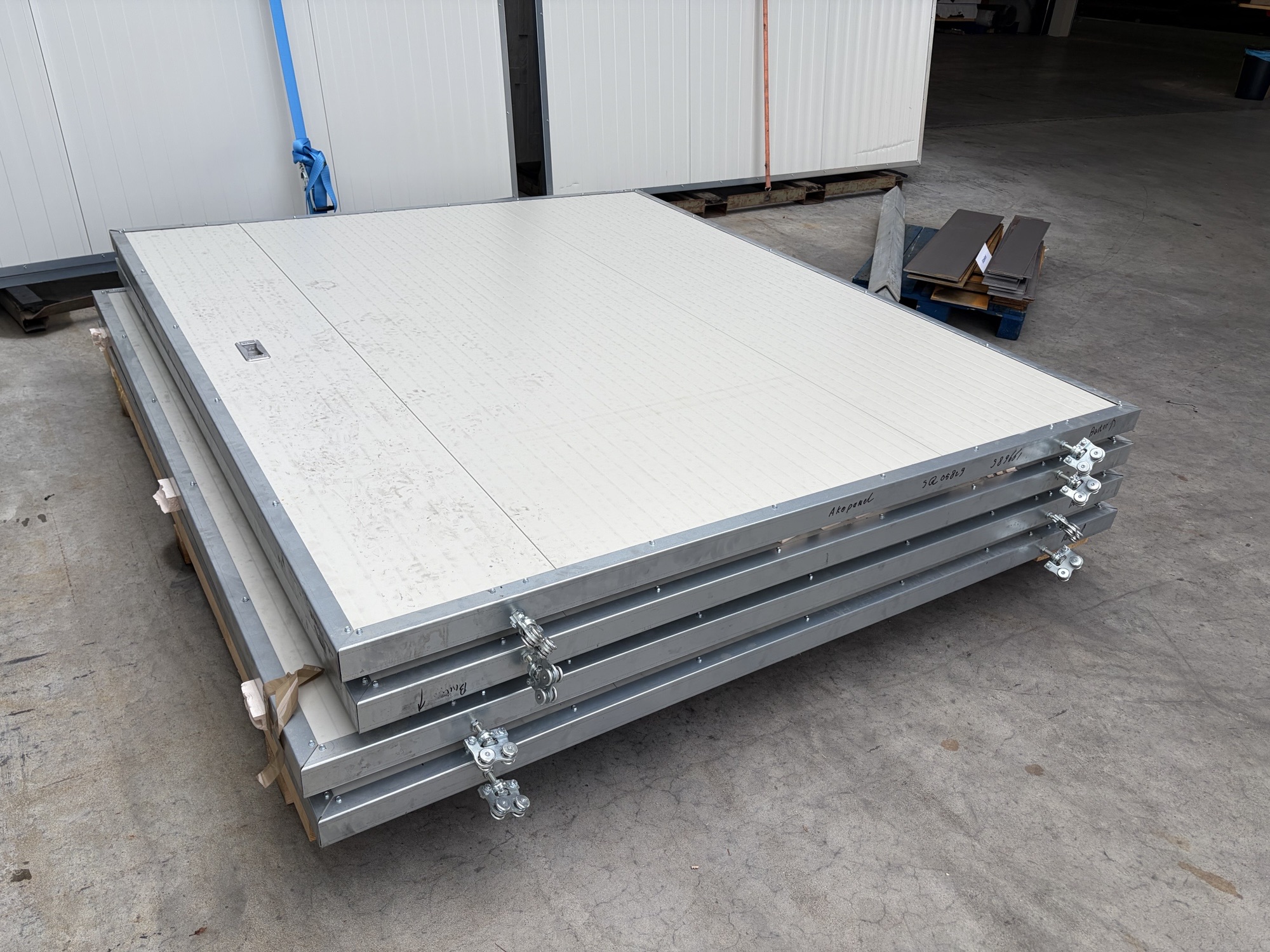 Geïsoleerde schuifdeur, dubbel, 60mm Grijswit (±RAL 9002) (L: 2500 x B: 4200 mm) 